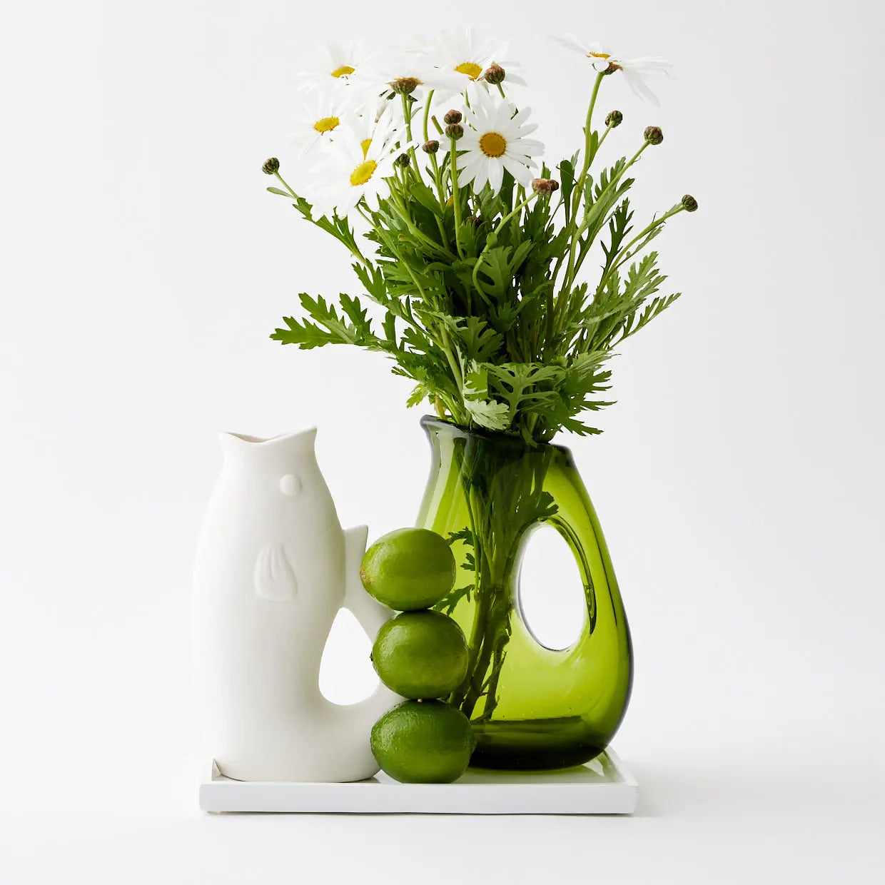 Vase en céramique nageant autour