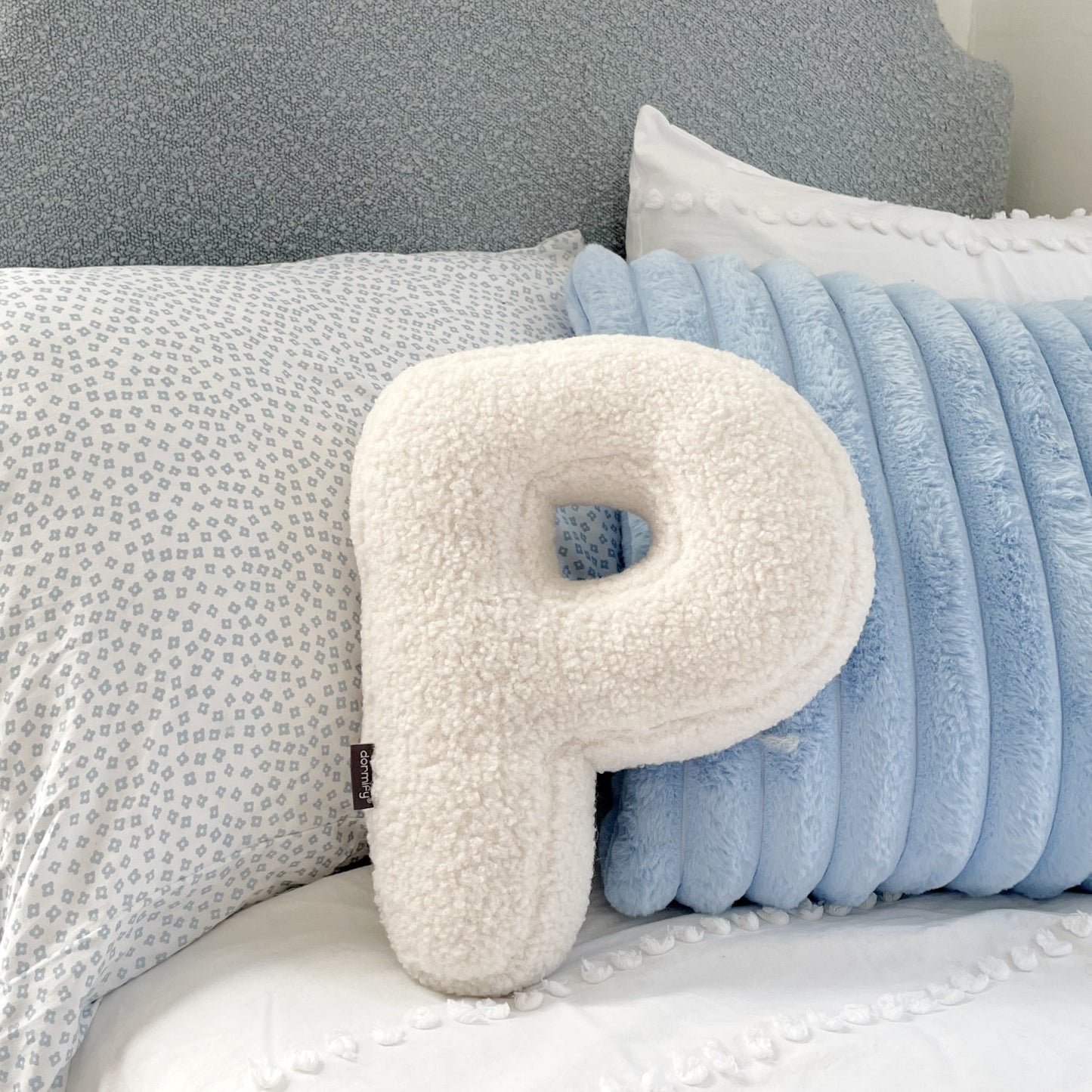 Almohada con letras de sherpa de Alphie